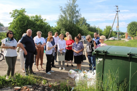 Уборку мусора в поселке Канищево обсудили на выездном совещании