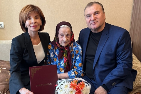Депутаты городской Думы поздравили со 100-летием ветерана ВОВ Татьяну Смирнову